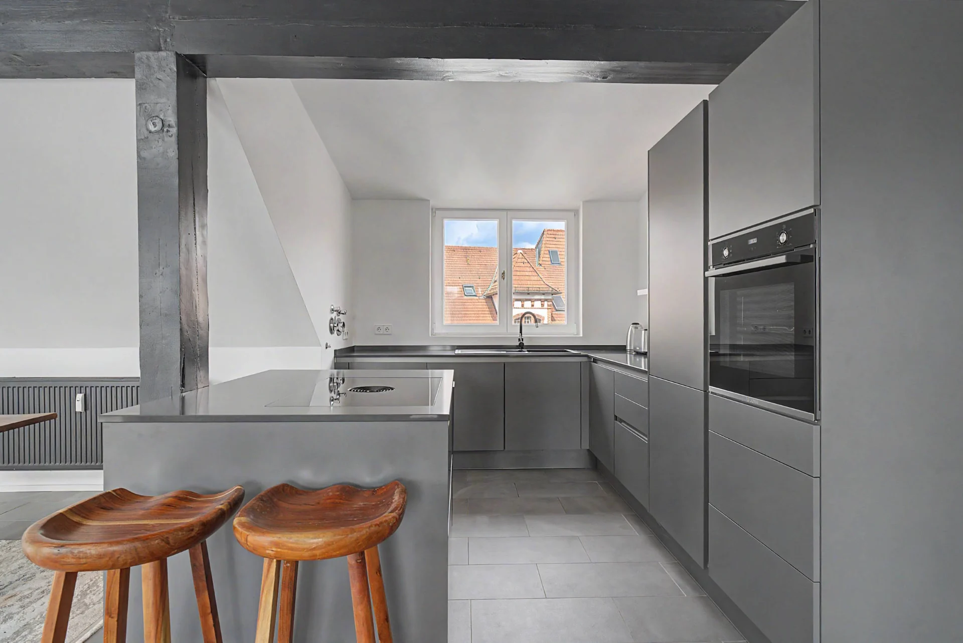 Moderne Küche mit Kochinsel und Blick über die Dächer von Berlin-Kreuzberg im Loft — Innenaufnahme Immobilienfotografie