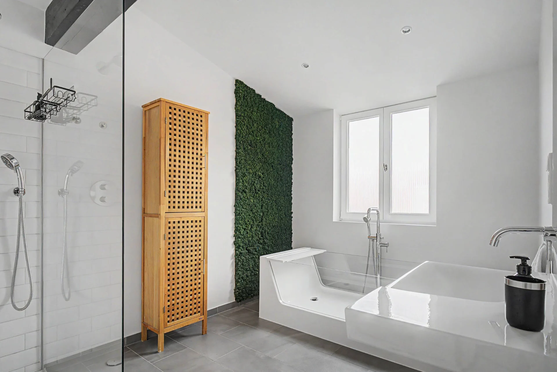 Spa-Badezimmer mit freistehender Badewanne und Mooswand im Loft in Berlin-Kreuzberg — Innenaufnahme Immobilienfotografie