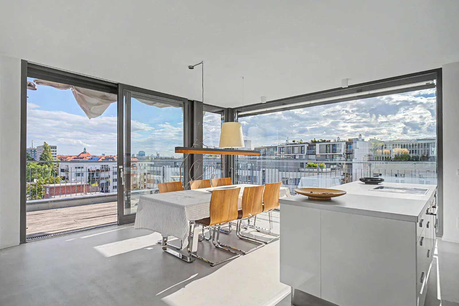 Ess- und Kochbereich mit Panoramafenstern und Dachterrasse im Penthouse am Spreeufer in Berlin-Charlottenburg — Immobilienfotografie Berlin