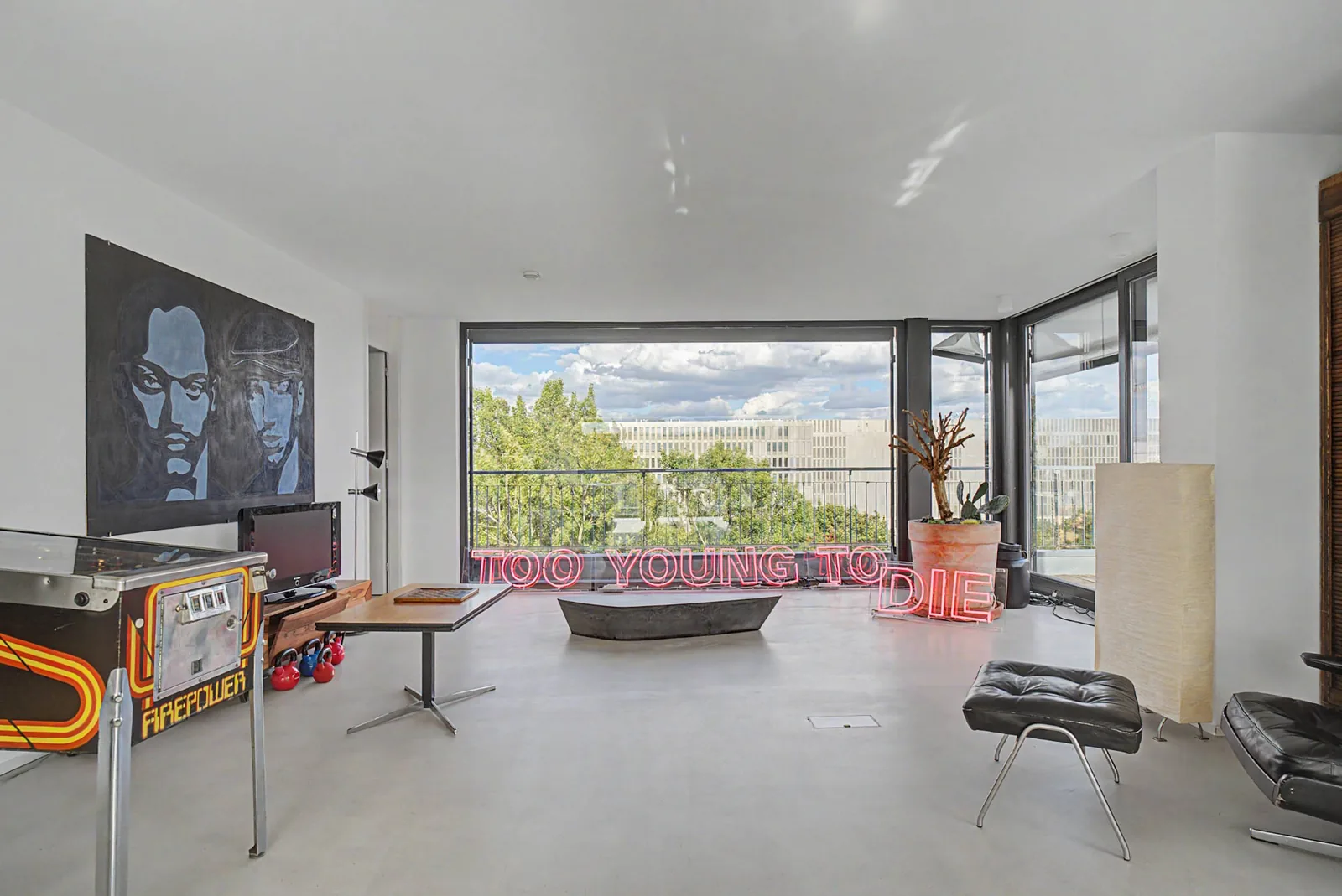 Offener Wohnbereich mit Kunstwerken und Neonschrift im Penthouse am Spreeufer in Berlin — Interieurfotografie
