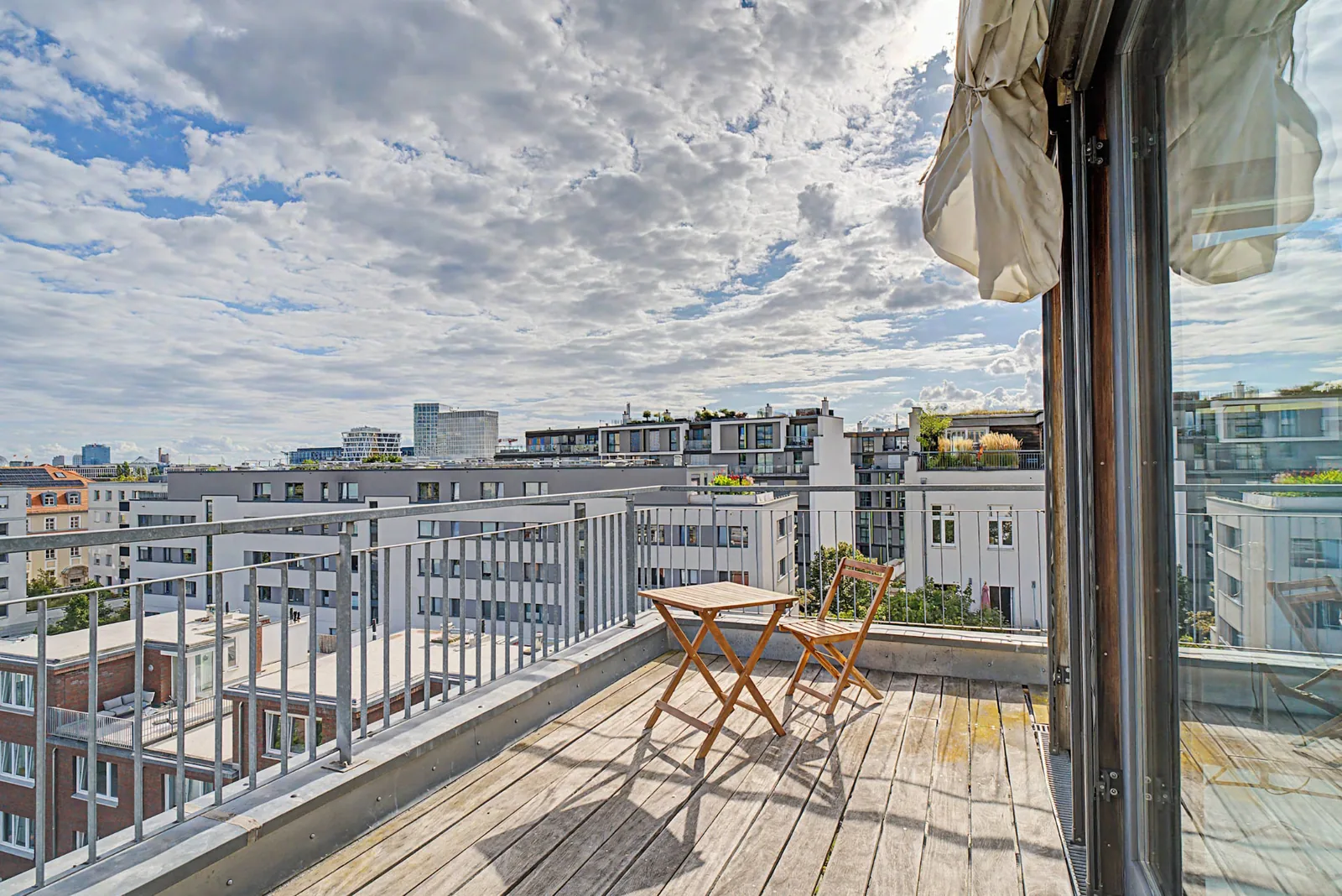 Dachterrasse mit Blick über die Dächer von Berlin-Charlottenburg im Penthouse am Spreeufer — Immobilienfotografie Berlin
